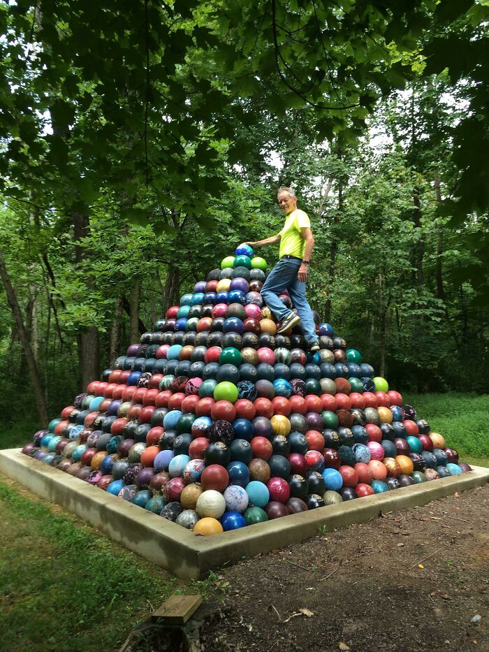 Durante 15 años mi padre coleccionó 1785 bolas de bolos e hizo con ellas una pirámide