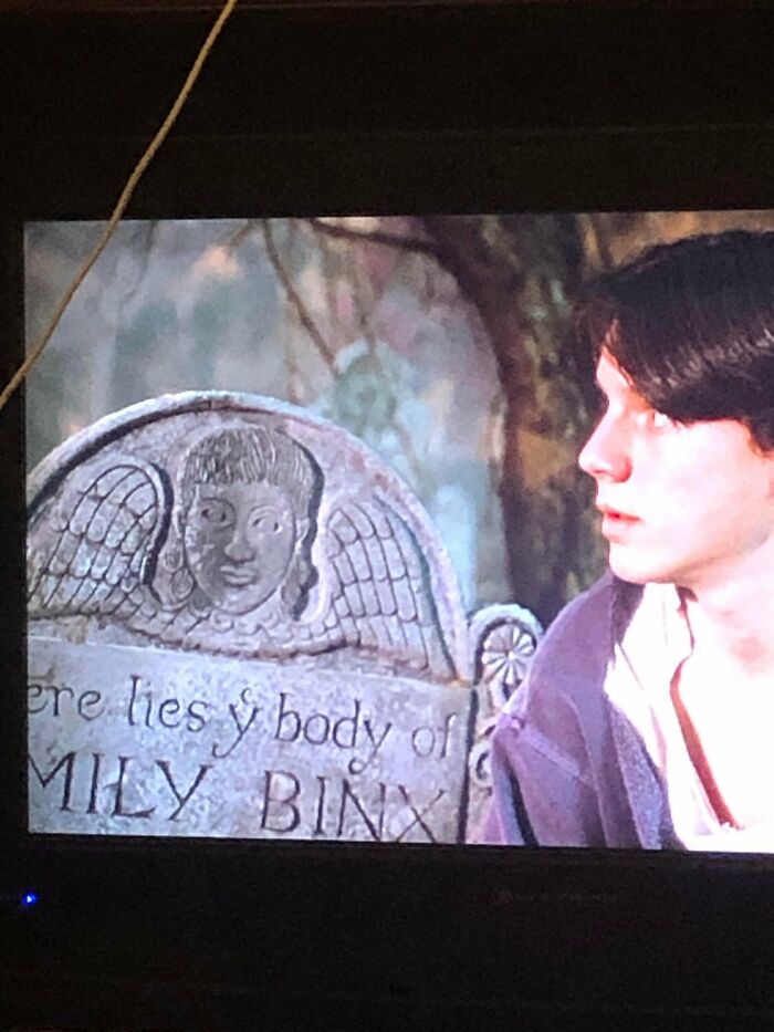 At The End Of Hocus Pocus (1993) When The Cat Dies Aka Zachary Binx, He Is Found Laying Next To His Sisters Grave. I Have Watched This Movie Countless Times But This Is The First Time I’ve Noticed