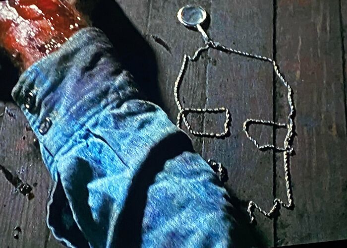 In The Evil Dead (1981), Ash Drops The Necklace He Had Given His Girlfriend. The Chain Forms A Skull
