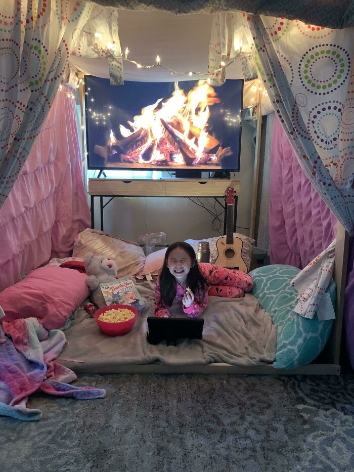 My Daughter’s Entire 1st Grade Class Had A Virtual “Fort Night” Together To Celebrate The End Of The Year And Boy, Did Her Dad Deliver On The Fort Making