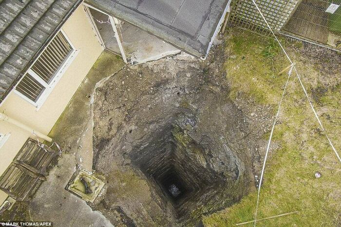 Socavón de 90 metros en un jardín de Cornwall. Es el pozo de una mina medieval
