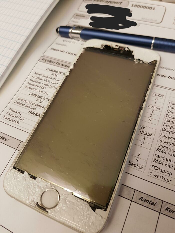 El cliente llegó con su iPhone, la pantalla se rompió, pensó que podría despegar el cristal para no notar más la grieta