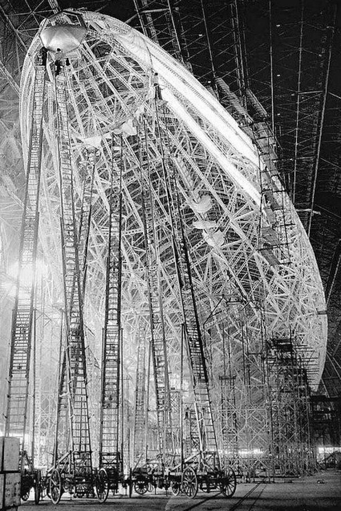 Construcción del dirigible Uss Macon, 1934. Mirad esas escaleras