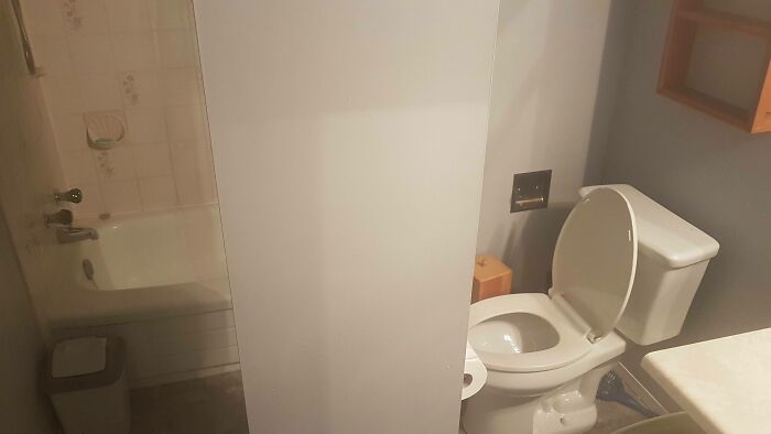 This Pillar In My Bathroom Eliminates All Leg Room