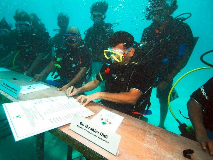 When The Maldivian President Held The World's First Underwater Cabinet Meeting To Sign A Climate Change Sos