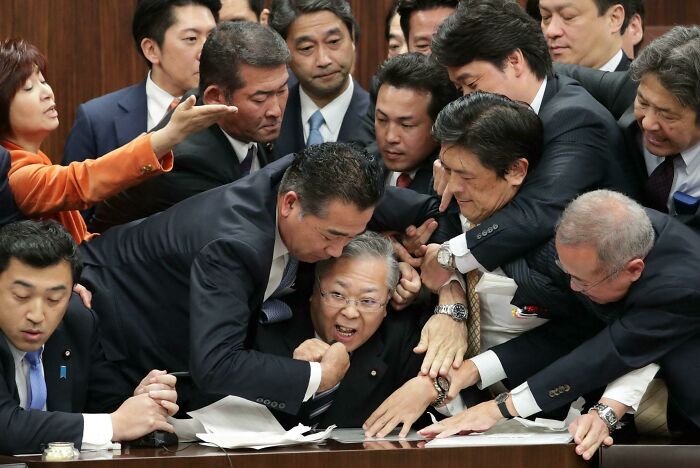 Miembros de la oposición en Japón intentando bloquear una ley