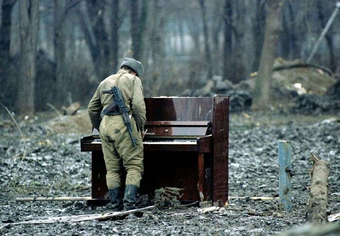 Soldado ruso tocando un piano abandonado en Chechenia