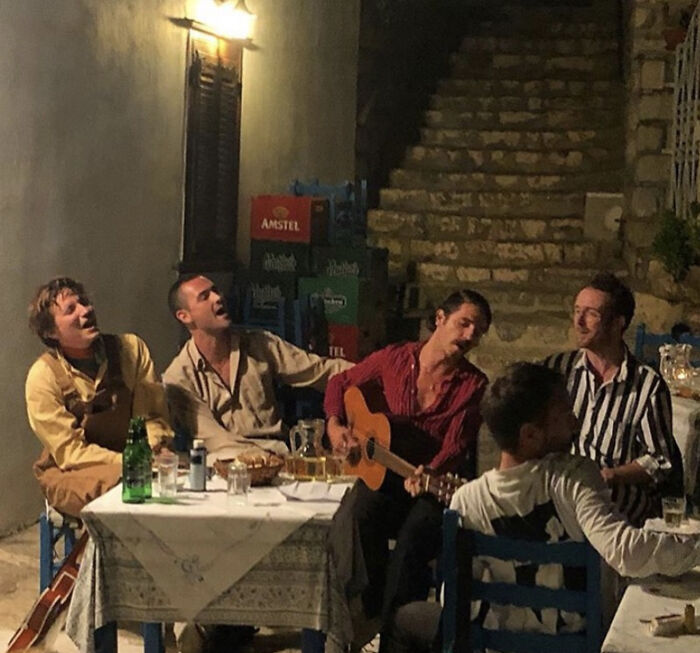 Músicos en un restaurante de Grecia