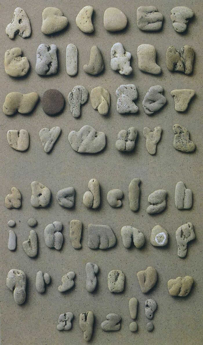Uno de los varios alfabetos hechos de piedras recogidos por Clotilde Olyff en las playas belgas