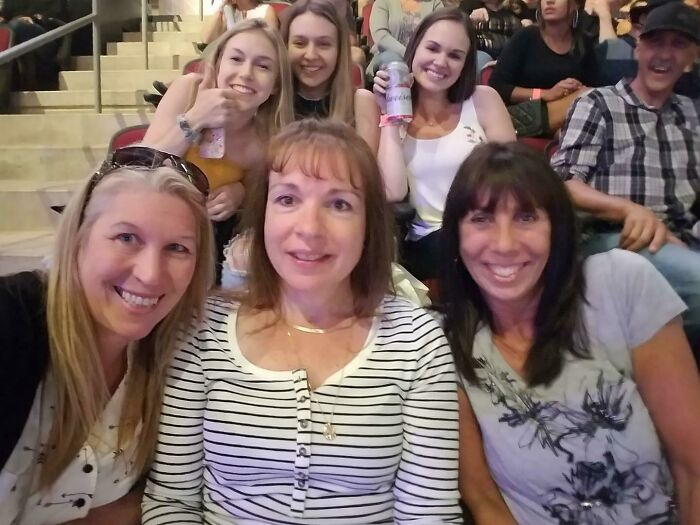 Mi madre y sus amigas en un concierto, y parece que hayan viajado en el tiempo para hacerse photobomb a sí mismas