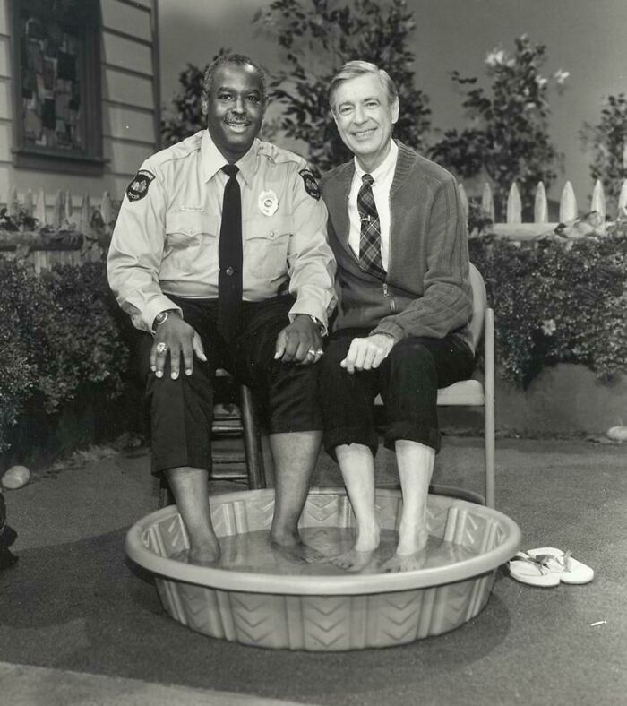 En 1969, los afroamericanos aún no podían nadar con blancos, y Mr. Rogers invitó al oficial Clemmons a refrescarse los pies con él, rompiendo una barrera