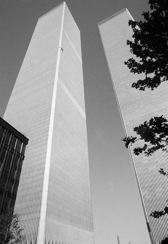 George Willig, la mosca humana, escalando la torre sur del World Trade Center en 1977. Fue arrestado al llegar arriba tras firmar varios autótgrafos y se le puso una multa de 1,10$