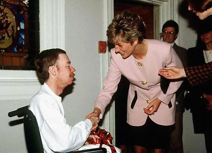 La princesa Diana dando la mano a un paciente de SIDA sin guantes, 1991