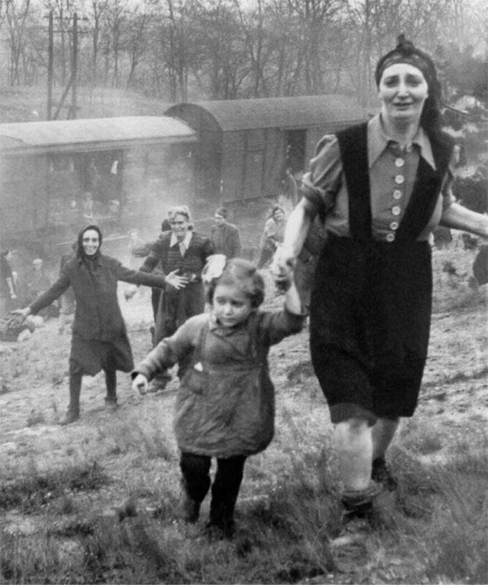 Prisioneros judíos tras ser liberados de un tren de la muerte, 1945