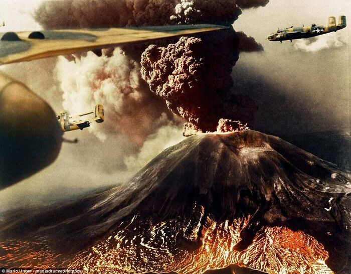 B-25s volando junto al Vesubio en erupción. Mató a 57 personas y destruyó 2 pueblos en marzo de 1944, mientras las fuerzas aliadas luchaban en el cielo