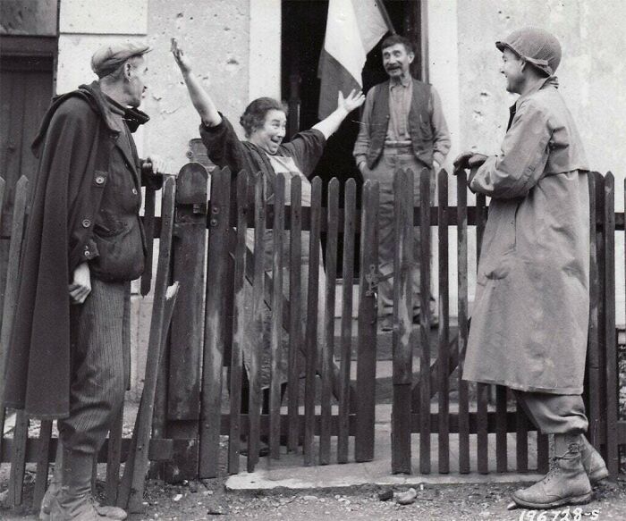 Mujer francesa dando la bienvenida a un soldado americano 2 días tras la liberación. Estrasburgo, Noviembre de 1944