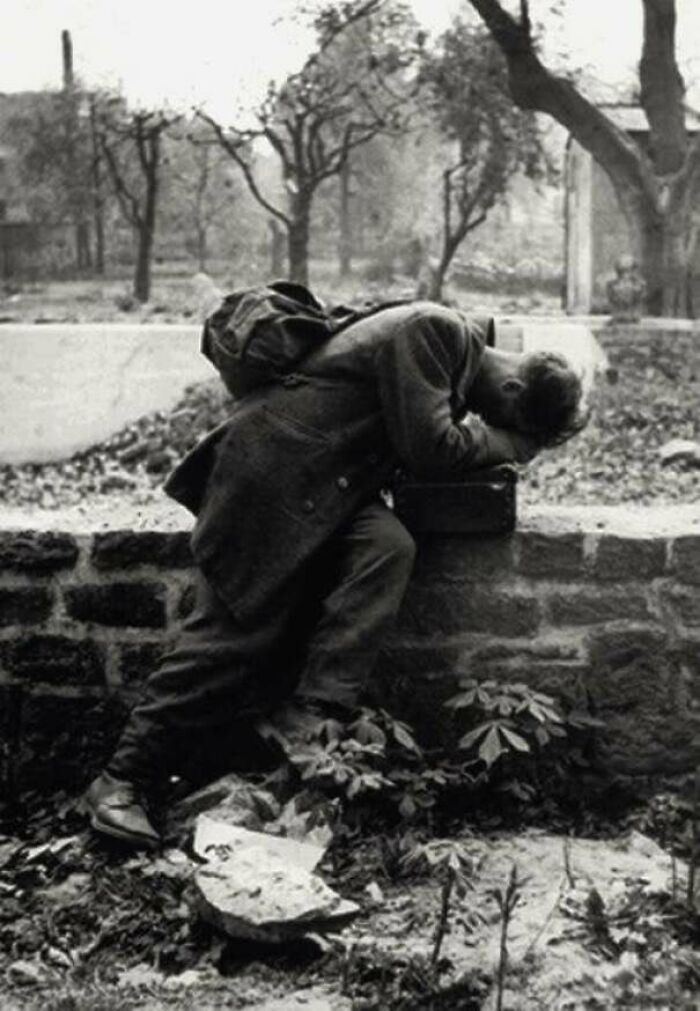 Soldado alemán vuelve a casa y ve que su familia ya no está. Frankfurt, 1946