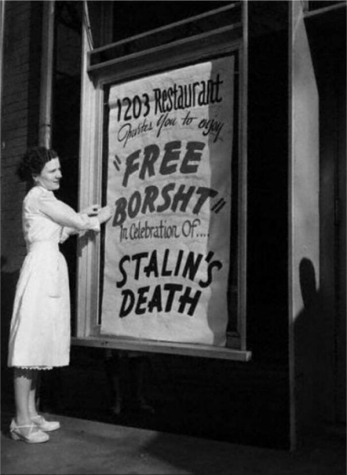 Migrante ucrania celebrando la muerte de Stalin en 1953, ofreciendo borsch gratis