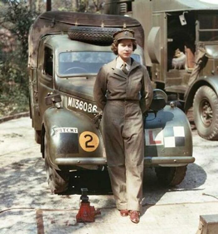 La reina Isabel de joven, como mecánica durante la 2ª Guerra Mundial