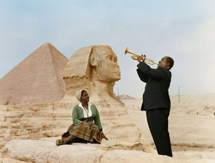 Louis Armstrong tocando para su esposa en Egipto, 1961