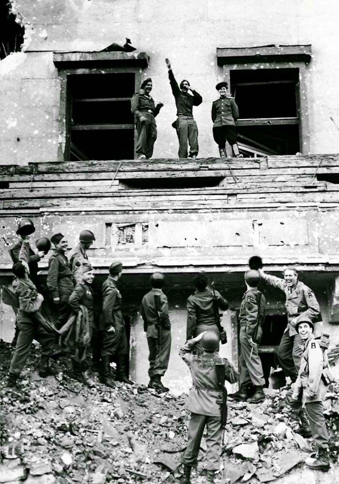 Soldados aliados burlándose de Hitler en su balcón de la cancillería del Reich, 1945