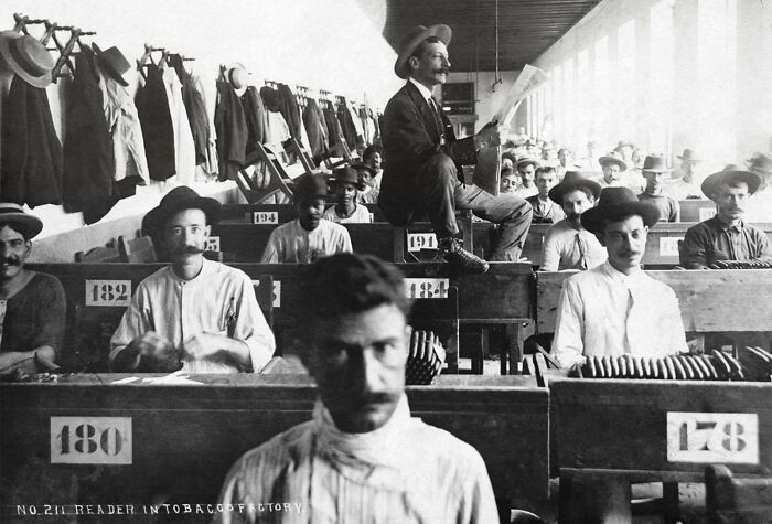 En las fábricas de puros de Cuba, muchos trabajadores eran analfabetos, y se contrataba a lectores para que leyeran en alto novelas, poesía y periódicos (1900-10)