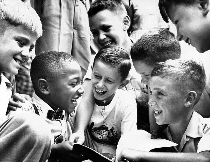 Charles Thompson saludando a sus compañeros de clase en 1954, 4 meses después de declararse inconstitucional la segregación racial. Era el único afroamericano del colegio