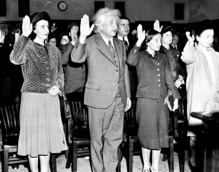 Albert Einstein, su secretaria Helen y su hija Margaret, convirtiéndose en ciudadanos estadounidenses para no tener que volver a la Alemania nazi, 1940