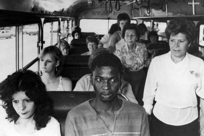 Hombre subido en un autobús en Durban que se supone que es solo para blancos, resistiendose a las políticas de apartheid sudafricanas, 1986