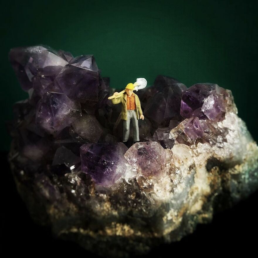While In Quarantine, I Created A &laquo;home Office&raquo; Series With Miniature Model-Railway Figures