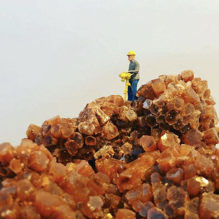 While In Quarantine, I Created A &laquo;home Office&raquo; Series With Miniature Model-Railway Figures