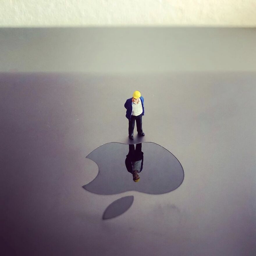 While In Quarantine, I Created A &laquo;home Office&raquo; Series With Miniature Model-Railway Figures