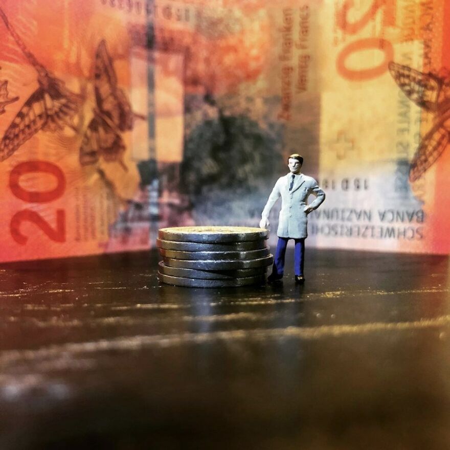 While In Quarantine, I Created A &laquo;home Office&raquo; Series With Miniature Model-Railway Figures