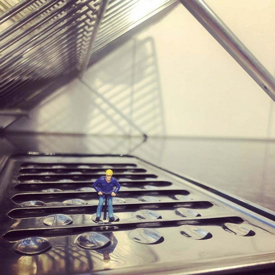 While In Quarantine, I Created A &laquo;home Office&raquo; Series With Miniature Model-Railway Figures