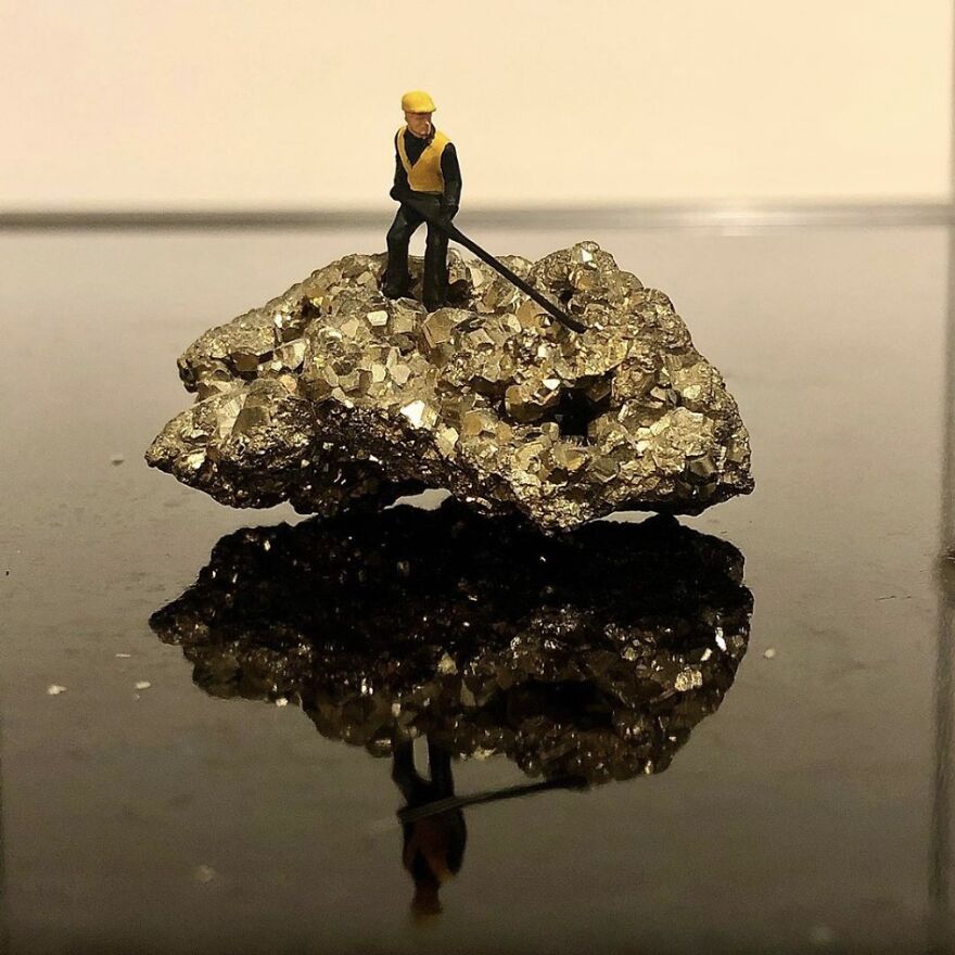 While In Quarantine, I Created A &laquo;home Office&raquo; Series With Miniature Model-Railway Figures