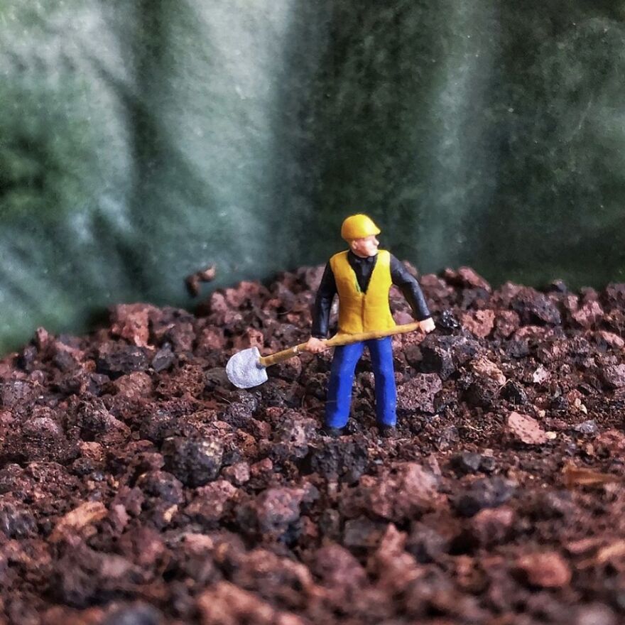 While In Quarantine, I Created A &laquo;home Office&raquo; Series With Miniature Model-Railway Figures