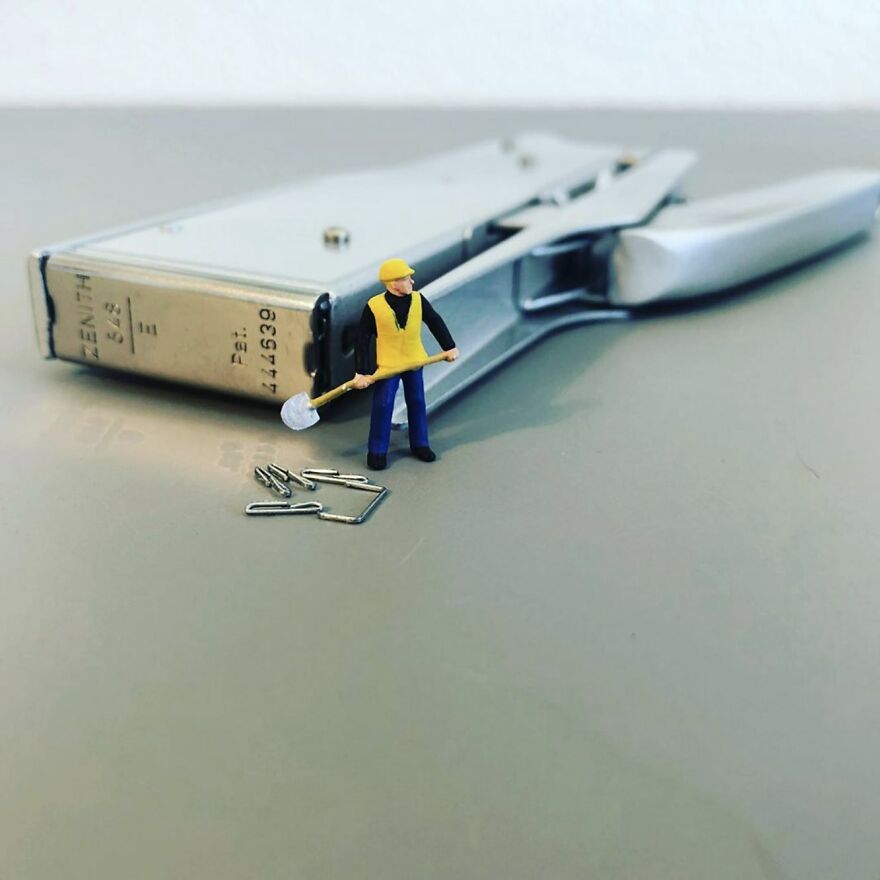 While In Quarantine, I Created A &laquo;home Office&raquo; Series With Miniature Model-Railway Figures