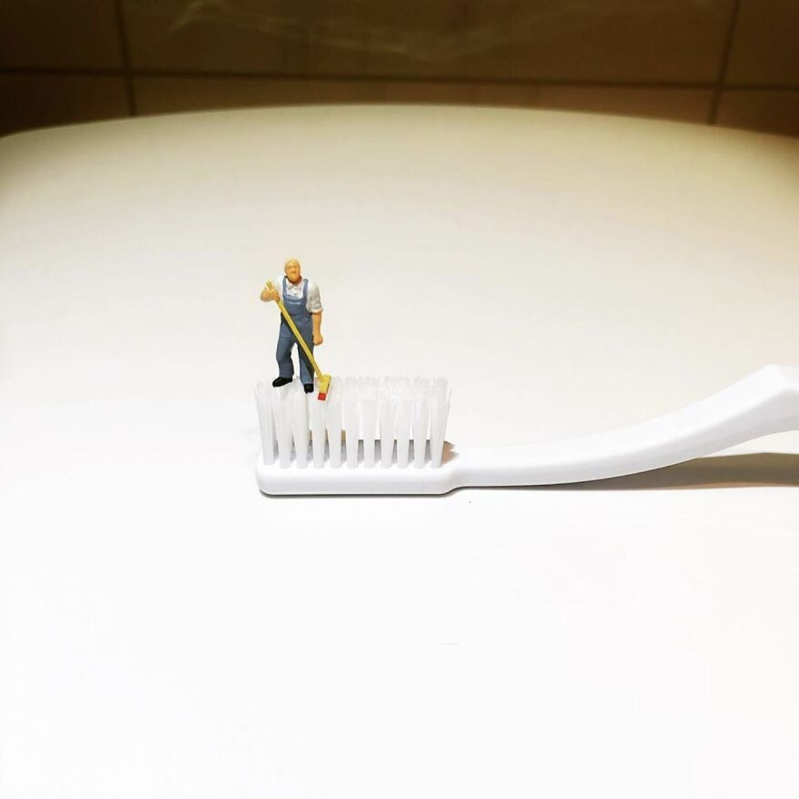 While In Quarantine, I Created A &laquo;home Office&raquo; Series With Miniature Model-Railway Figures