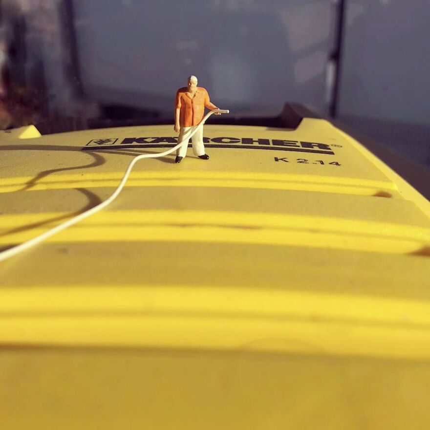 While In Quarantine, I Created A &laquo;home Office&raquo; Series With Miniature Model-Railway Figures