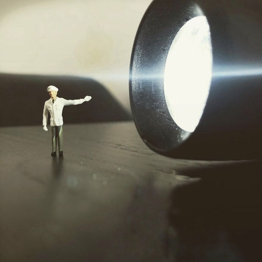 While In Quarantine, I Created A &laquo;home Office&raquo; Series With Miniature Model-Railway Figures