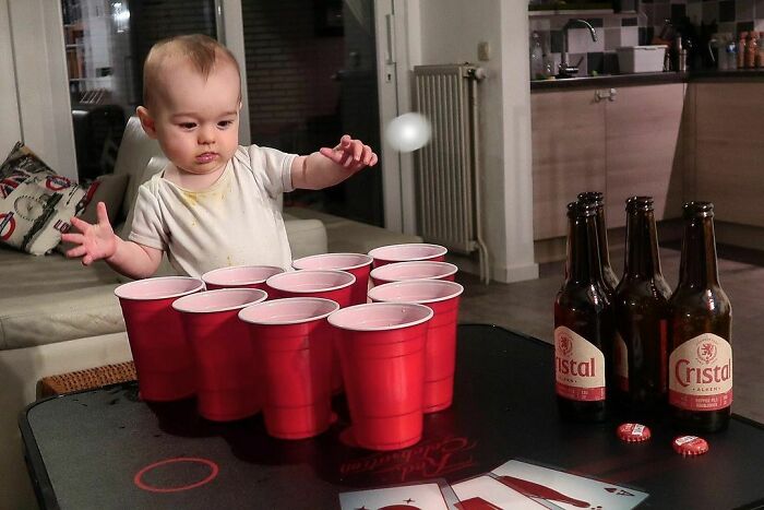Jugando al beer pong con papá