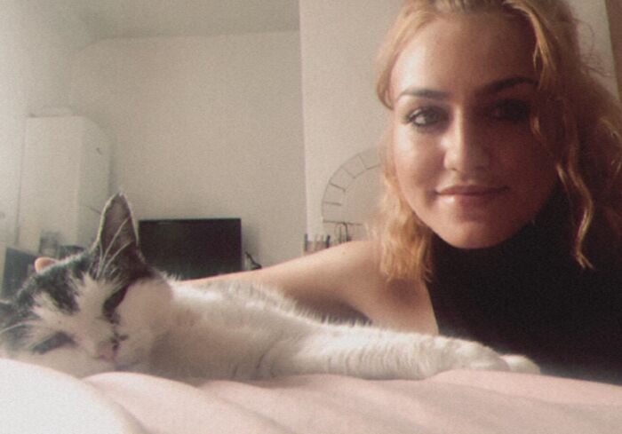 Woman Shares Pics Of Her And Her Cat In 1998 And 2018, And They Go Viral