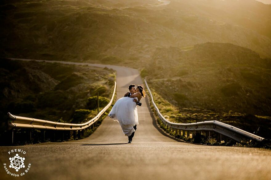 Romantic Kiss On The Road Caught By Andreu Doz