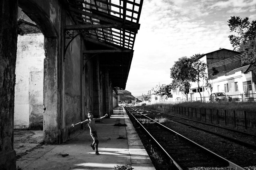 The “Passages” In Vanessa Stollar's Street Photography