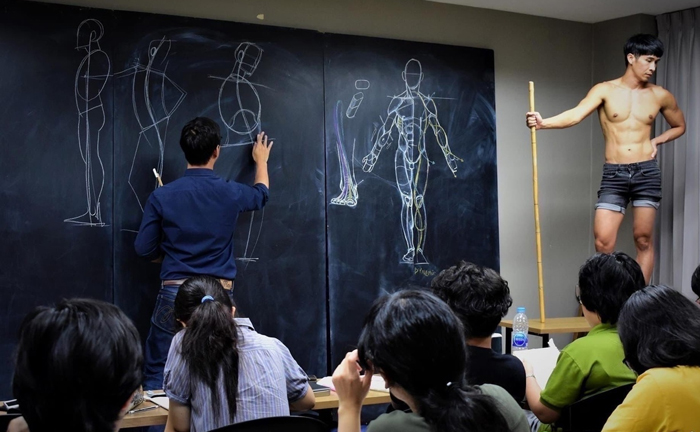Se han vuelto virales las fotos de estas clases de dibujo anatómico en Tailandia