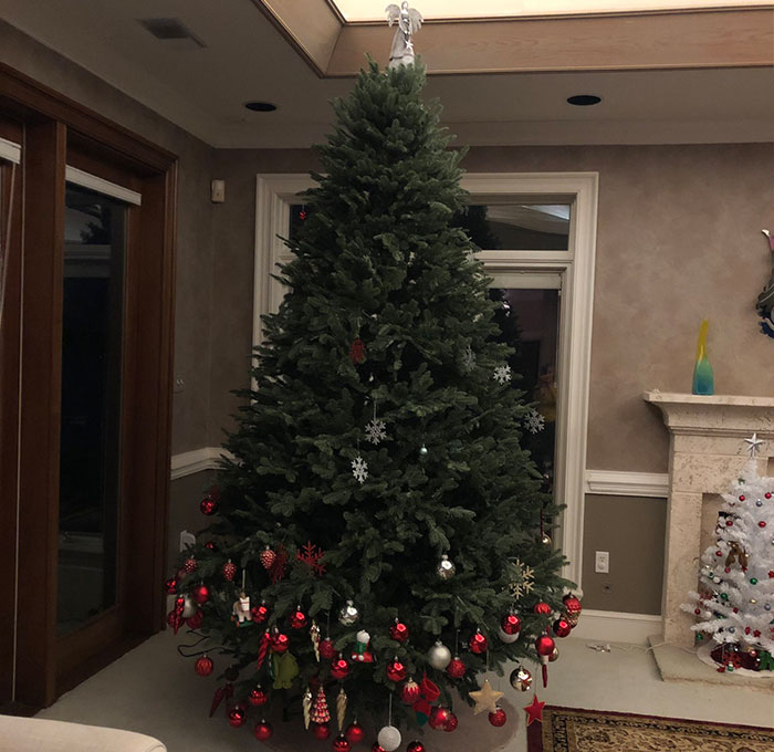 415K People On Twitter Are Cracking Up At The Way This 4 Y.O. Toddler Decorated Her Grandma’s Christmas Tree