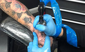 Este cliente se quejó porque en un estudio no le daban cita para un tatuaje, y el dueño cuenta lo que pasó realmente