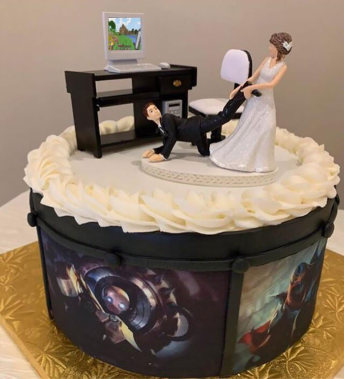 This Cringeworthy Wedding Cake Topping