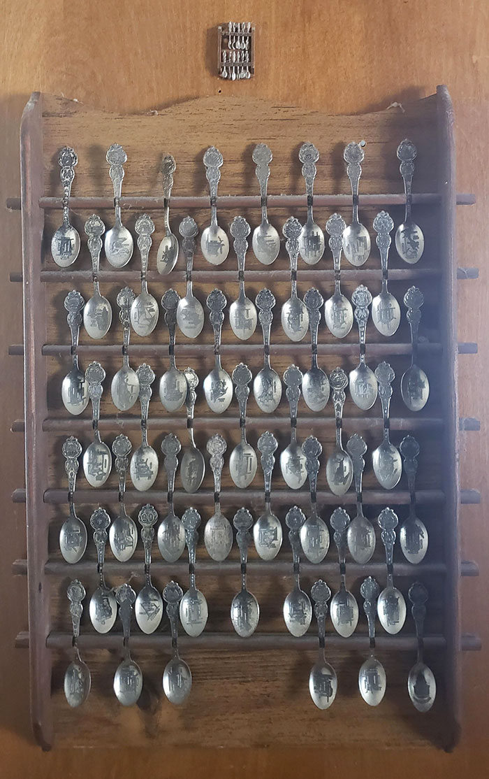 Colección de cucharas de mi tía, con minicucharas encima