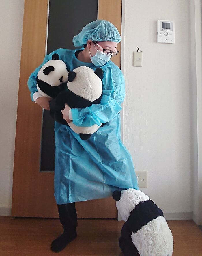 "Cuidadora a cargo de los pandas"